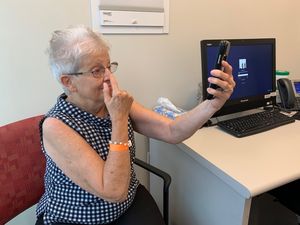 Patientin beim Schlaganfall-Selbsttest mit der App (Foto: houstonmethodist.org)