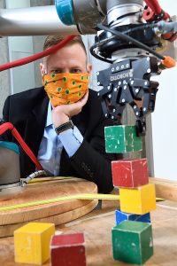 Bauklötze exakt stapeln: effektiv wie ein Hund gelernt (Foto: Will Kirk/jhu.edu)