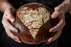 Büsch-Weihnachtsaktion: Spendenbrot (Foto: Agentur Berns)