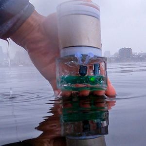 Ortungs-Sensor: Tests im Wasser bestanden (Foto: Reza Ghaffarivardavagh/mit.edu)