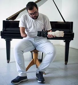 Am Klavier: mit Prothese aus Tunesien kein Problem (Foto: Cure Bionics)