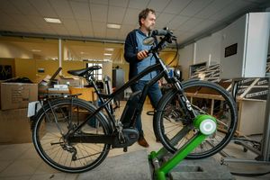 Jan Capelle und seine intelligente Ladestation für E-Bikes (Foto: kuleuven.be)