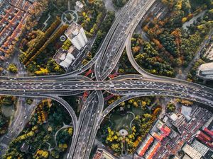 Autobahnkreuz: Luftverschmutzung nimmt ab (Foto: unsplash.com, Denys Nevozhai)