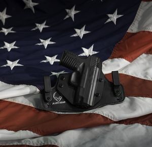 Waffe mit Holster: Pandemie pusht Verkäufe (Foto: pixabay.com, Ibro Palic) Waffe mit Holster: Pandemie pusht Verkäufe (Foto: pixabay.com, Ibro Palic)