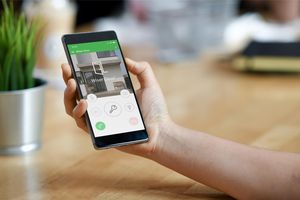 Türkommunikation 4.0 fürs Smart-Home (Foto: Schneider Electric)