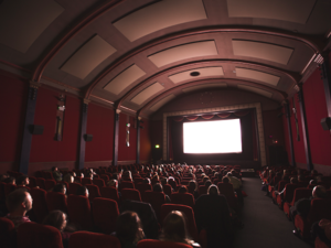 Kino: neue KI gibt Altersbeschränkung (Foto: unsplash.com, Jake Hills)