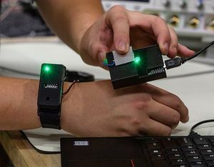 Prototyp: Datenübertragung durch Finger (Foto: purdue.edu, John Underwood)