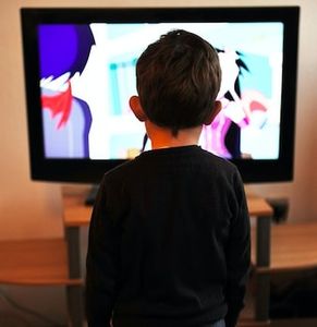 Kind vor dem TV: Filme rauben Schmerz-Empathie (Foto: pixabay.com/mojzagrebinfo)