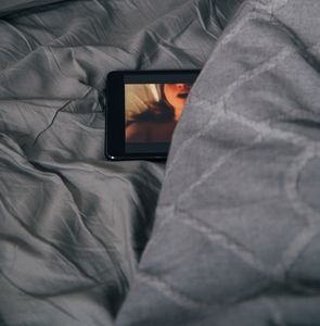 Pornografie: Pornhub verschärft Regeln (Foto: unsplash.com, Charles Deluvio)