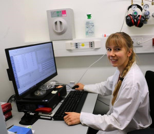 Marisa Wirth misst Glyphosat-Gehalt (Foto: K. Beck, io-warnemuende.de)