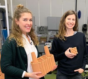 Marie Griesmar (links) und Meeresbiologin Ulrike Pfreundt (Foto: Yvonne Fuchs)