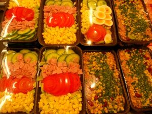 Lebensmittel in Kunststoffverpackungen (Foto: Gabi Schoenemann, pixelio.de)