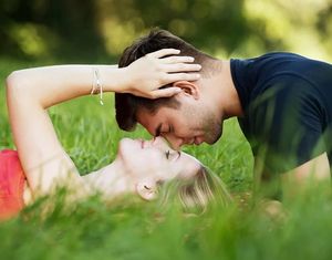 Paar: Linke Hirnhälfte arbeitet auf Hochtouren (Foto: pixabay.com, panajiotis)