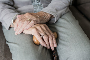 Ältere Dame: Einsamkeit ist doppelt schwer (Foto: pixabay.com, Sabine van Erp)