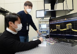 Im Labor: ETRI-Forscher testen ihr Antennensystem (Foto: etri.re.kr)