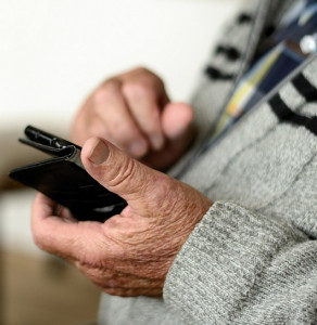 Smartphone: Foto-Postings helfen Älteren (Foto: pixabay.com, congerdesign)