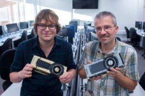 James Knight (links) und Thomas Nowotny mit GPUs (Foto: sussex.ac.uk)