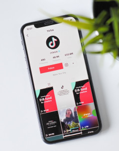 TikTok: Warnung vor unbestätigten Infos (Foto: unsplash.com, Hello I'm Nik)