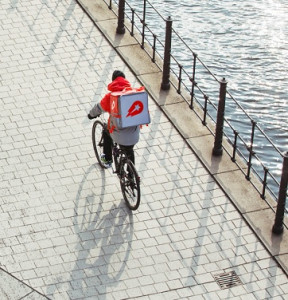 Delivery-Hero-Bote: erneut doppelter Umsatz (Foto: deliveryhero.com)