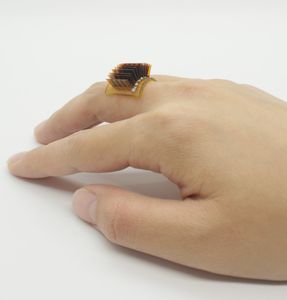 Thermoelektrischer Generator als tragbarer Fingerring (Foto: Xiao Lab)