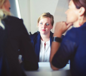 Bewerbungsgespräch: mehr weibliche Anwärter bei längerer Liste (Foto: unsplash.com, Tim Gouw)