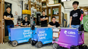 Whiz-Mobility-Mitarbeiter und drei ihrer neuen Essensroboter (Foto: ntu.edu.sg)