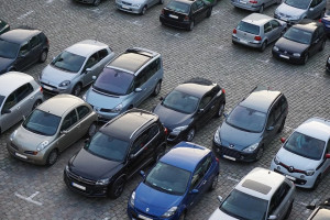 Autos auf Parkplatz: Hersteller zögern oft mit Rückrufen (Foto: fill/pixabay.de)