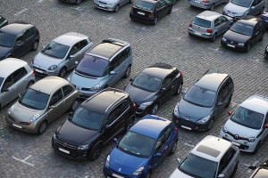 Autos auf Parkplatz: Hersteller zögern oft mit Rückrufen (Foto: fill/pixabay.de)