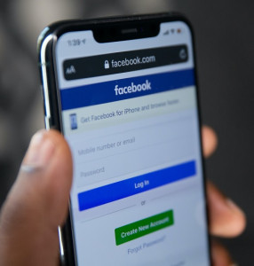 Facebook: höchste Anzahl an Echokammern (Foto: unsplash.com, Solen Feyissa)