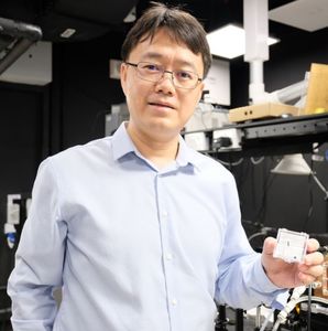 Wang Qijie mit dem Prototyp des neuen Zahlengenerators (Foto: ntu.edu.sg)