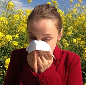 Pollenallergikerin: Schwebstoffe erhöhen Corona-Risiko (Foto: pixabay.de/cenczi)