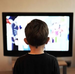 Junge sieht TV: Werbung für Ungesundes wirkt (Foto: pixabay.com, mojzagrebinfo)