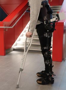 Exoskelettträger mit Kamera vor einer Treppe (Foto: uwaterloo.ca)