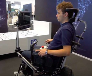 Proband während eines Tests des neuen Rollstuhls 