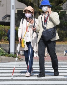 Sehbehinderte an einer Ampel (Foto: Mainichi Shimbun, Osamu Sukagawa)