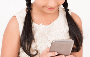 Mädchen mit Smartphone: Kinder sind öfter online (Foto: iwf.org.uk)