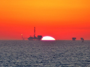 Offshore-Ölförderplattform im Sonnenuntergang (Foto: Hartmut910, pixelio.de)