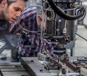 TUM-Forscher bei der Arbeit: Rührreibschweißen optimiert (Foto: tum.de)