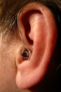 Normales Hörgerät: Forscher nutzen Digitales (Bild: Hans Snoek, pixelio.de)