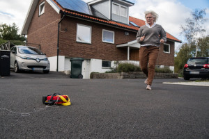 Notfall: Defibrillator wird von einer Drohne abgelegt (Foto: everdrone.com)