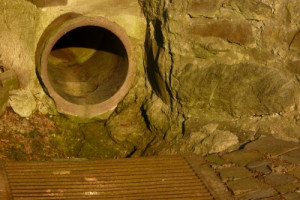 Abwasserrohr: Wasser wird zur Chemikalie (Foto: Thomas Max Müller/pixelio.de) Abwasserrohr: Wasser wird zur Chemikalie (Foto: Thomas Max Müller/pixelio.de)