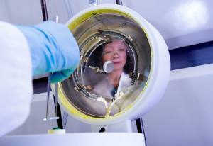 Hongxia Wang bei der Arbeit im Labor der QUT (Foto: qut.edu.au)