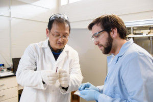 Professor He (links) und ein Mitarbeiter im Forschungslabor (Foto: clemson.edu)