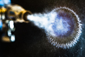 Tintentröpfchen nach dem Verlassen der Düse (Foto: liu.se/en)