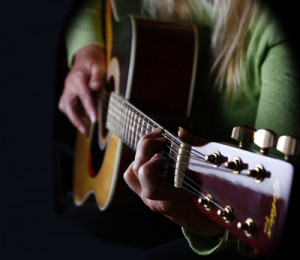 Gitarrespielen lernen statt Instagram (Foto: Günther Gumhold, pixelio.de)