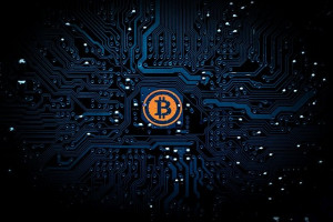 Bitcoin-Symbol im Elektronik-Umfeld (Grafik: Darwin Laganzon, pixabay.com)