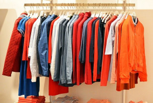 Kleiderstange: Waren fertig für den Verkauf via Smartphone (pixabay.com, Q K)