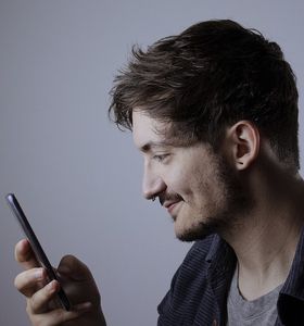 Smartphone: Gerät ist ein ständiger Begleiter (Foto: pixabay.de/GustavoWandalen)