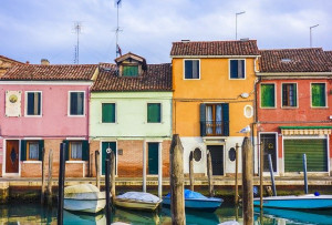 Häuserfassaden: sind prädestiniert für die neue Farbe (Foto: TeeFarm/pixabay.de)