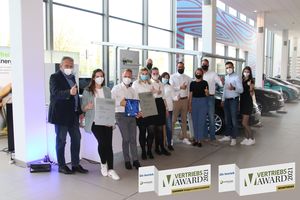 Autohaus Hofmann & Wittmann freut sich über den Award (Foto: J. Untch/VCS)